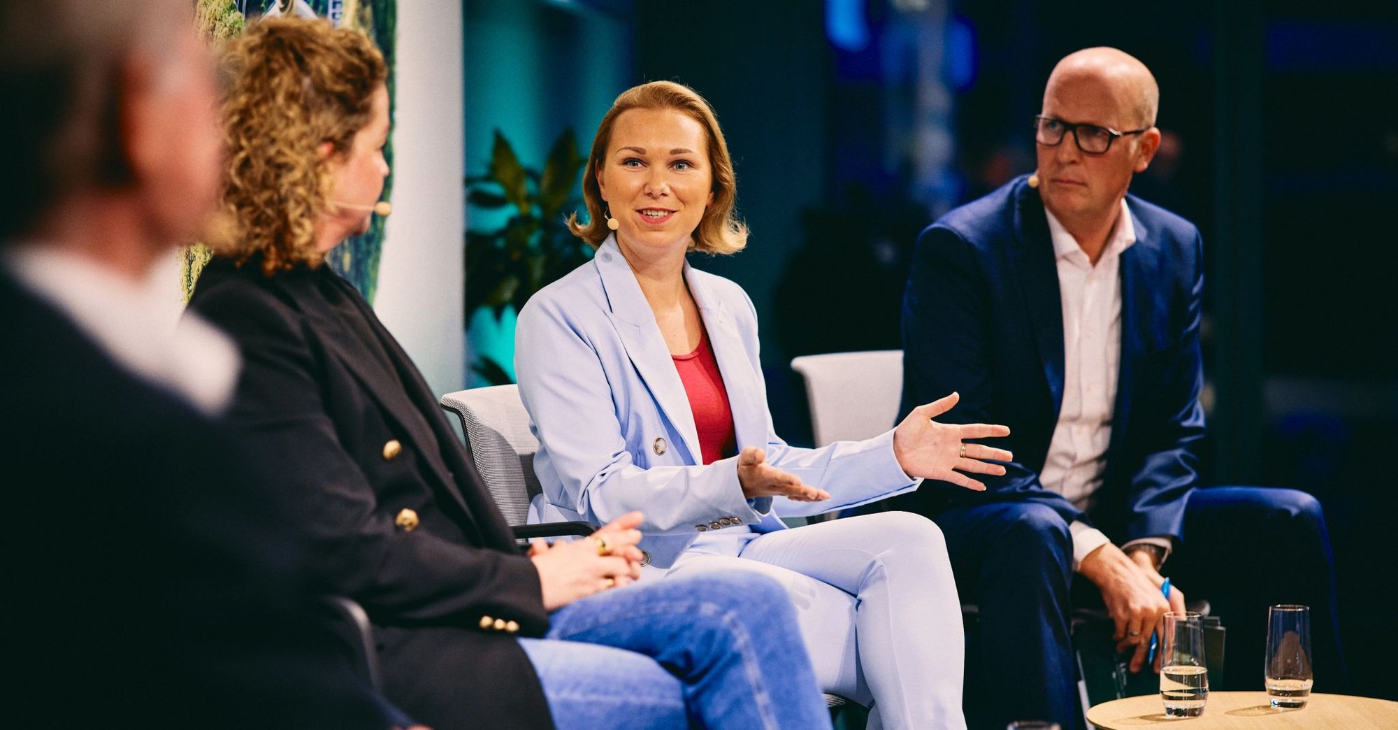 Speakerin, Podcasterin, Kolumnistin Isabel Armani in Talkrunde Speakerin, Podcasterin, Kolumnistin Isabel Armani in Talkrunde